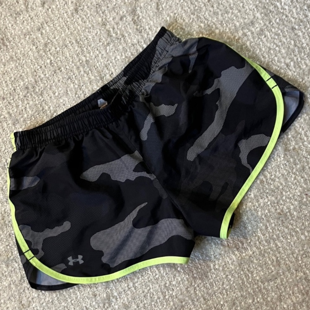 🏋🏽‍♀️UNDER ARMOUR WOMENS SIZE XS CAMOUFLAGE SHORTS